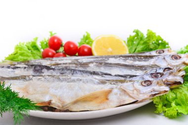 Tabakta bir grup kurutulmuş balık. Deniz ürünleri.