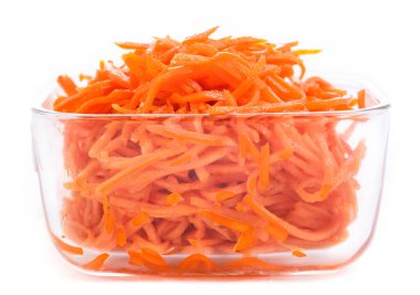 Cam kasede marine edilmiş Kore usulü havuçlar.