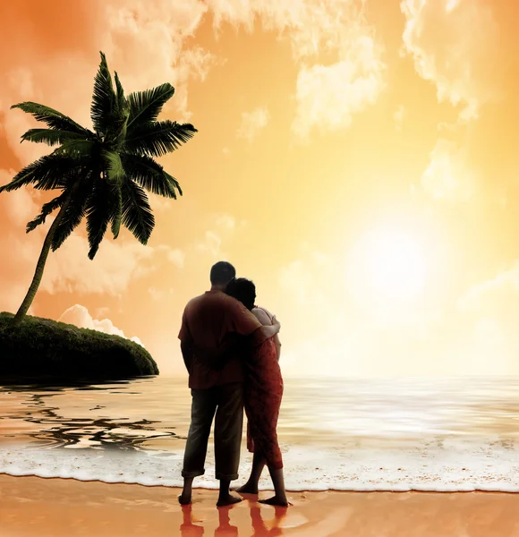 Para na plaży o zachodzie słońca — Zdjęcie stockowe