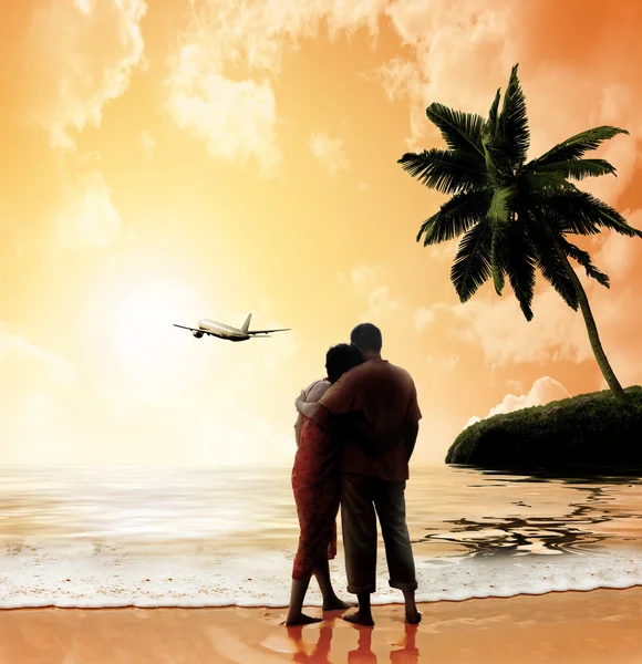 Couple on the beach at sunset — Stock Photo, Image