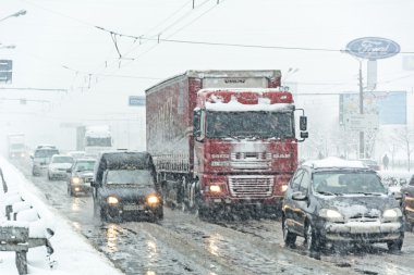 Ağır bir kar fırtınası tarafından neden Road oluşan trafik sıkışıklığı.