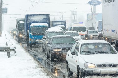 Ağır bir kar fırtınası tarafından neden Road oluşan trafik sıkışıklığı.