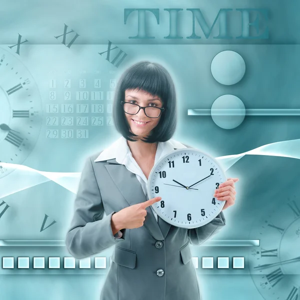 Büroangestellte mit großer Uhr — Stockfoto