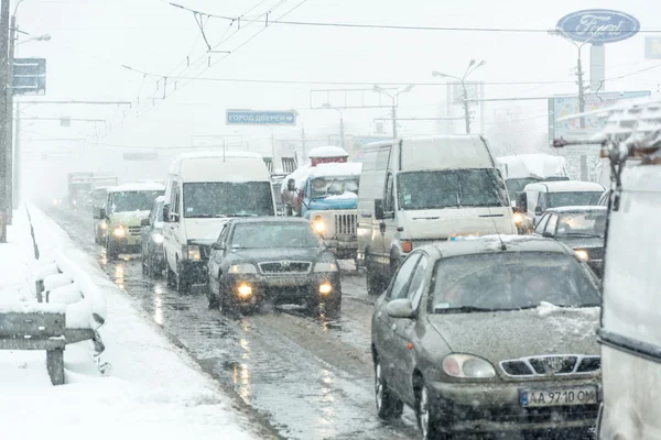 Atasco de tráfico formado en la carretera causado por una fuerte tormenta de nieve . — Foto de Stock