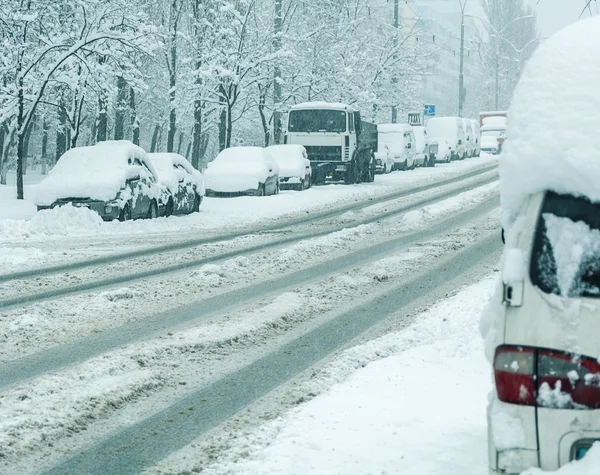 Route d'hiver enneigée avec des voitures dans la tempête de neige Photos De Stock Libres De Droits