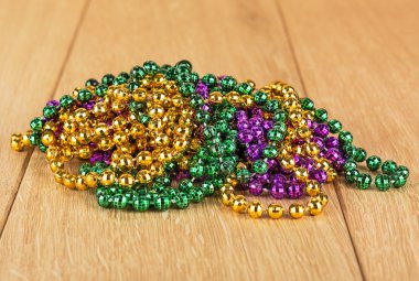 Mor, yeşil ve altın Mardi Gras boncuk.