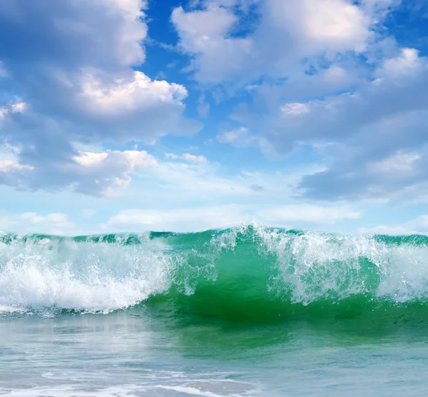 Ondas oceánicas en un día soleado — Foto de Stock