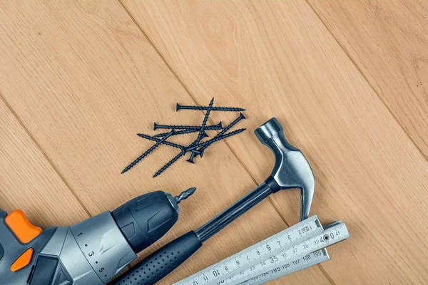 Herramientas sobre fondo de madera — Foto de Stock