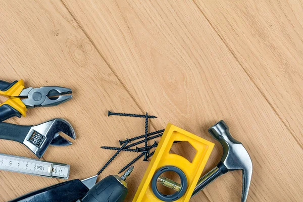 Herramientas sobre fondo de madera — Foto de Stock