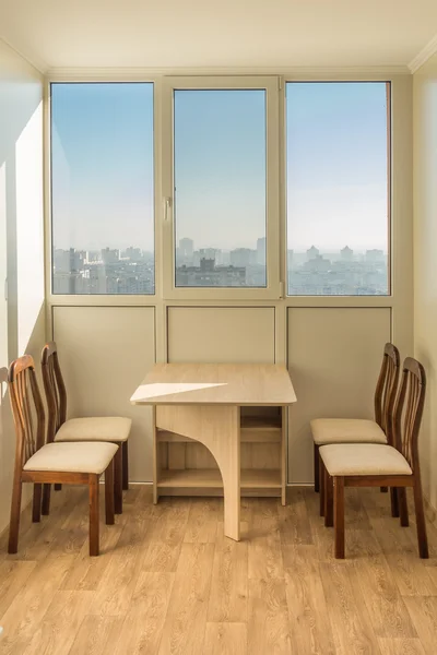 Uitzicht vanaf de wolkenkrabber venster op eetkamer — Stockfoto