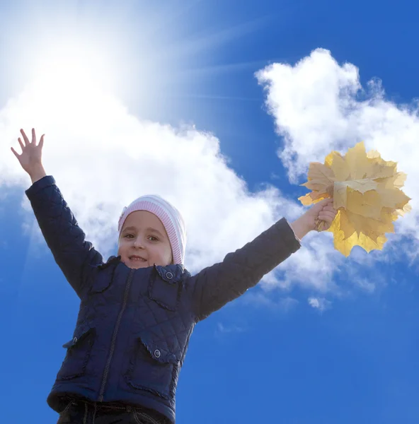 Gelukkig meisje met najaar geel boeket droge bladeren — Stockfoto