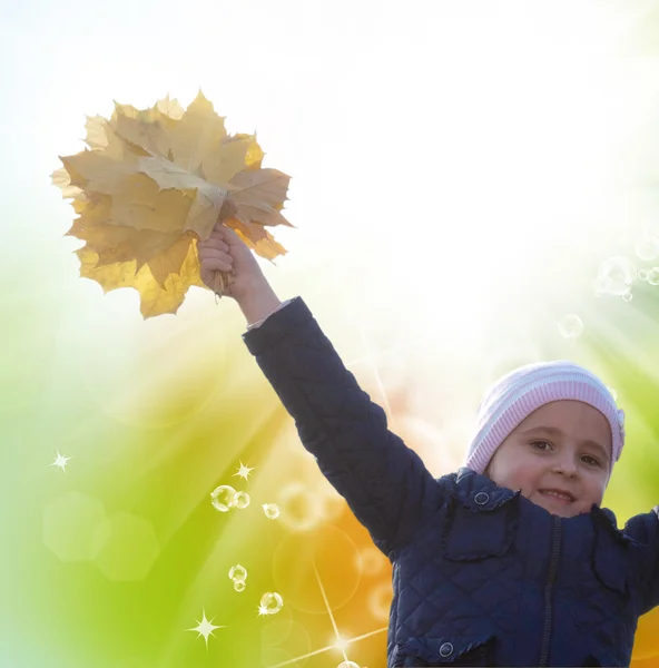 Lycklig liten flicka med bukett hösten gul torr lämnar — Stockfoto