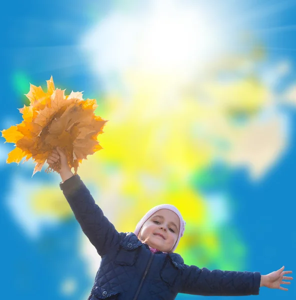 Boldog kis lány csokor őszi sárga száraz levelek — Stock Fotó