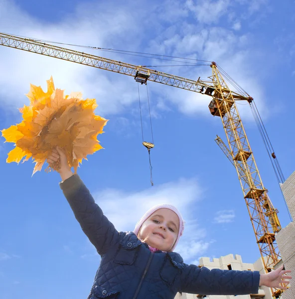 Construcción nueva casa para la familia niña feliz —  Fotos de Stock