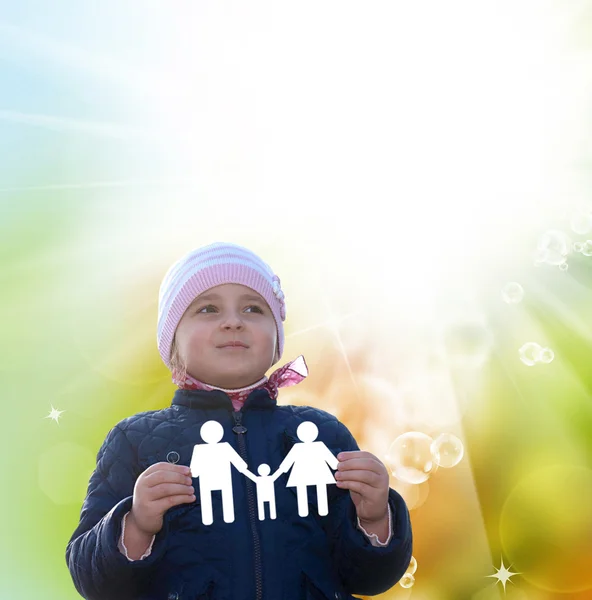 Liten glad tjej med papper familjen på händerna. Lycka familj — Stockfoto