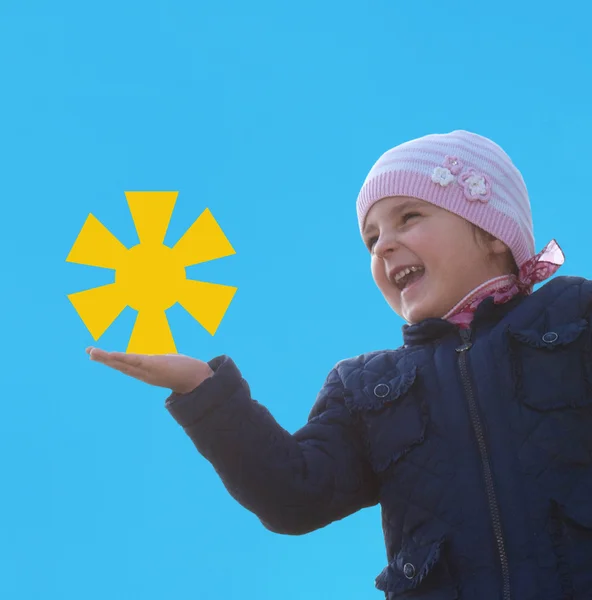 Gelukkig meisje met papier gele zon. Geluk kindertijd — Stockfoto