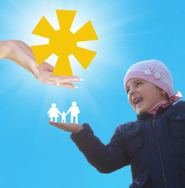 Gelukkig meisje met papier familie. Geluk kindertijd — Stockfoto