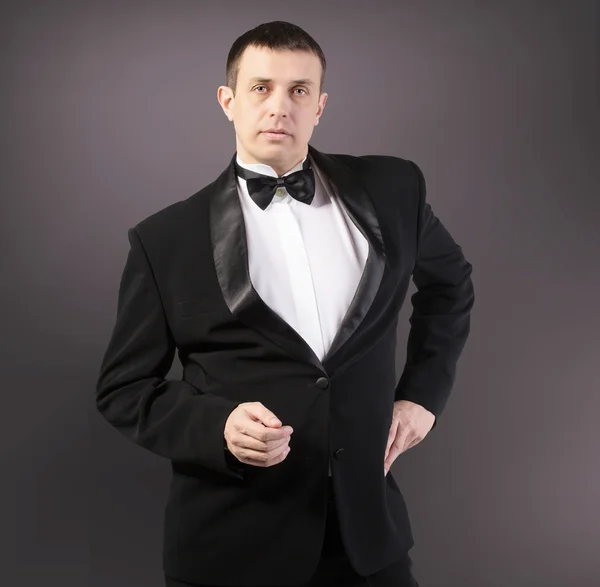 Kaukázusi felnőtt ember szmoking — Stock Fotó