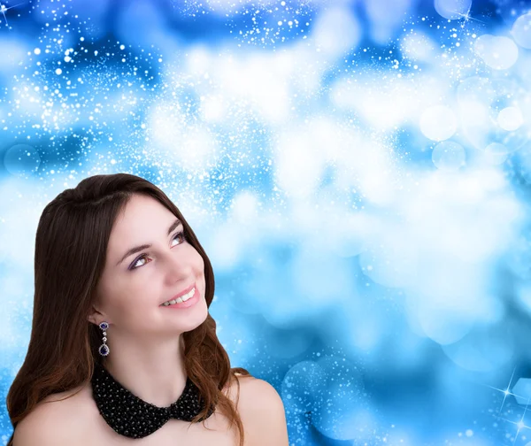 Schöne junge Frau über Schnee Weihnachten Hintergrund — Stockfoto