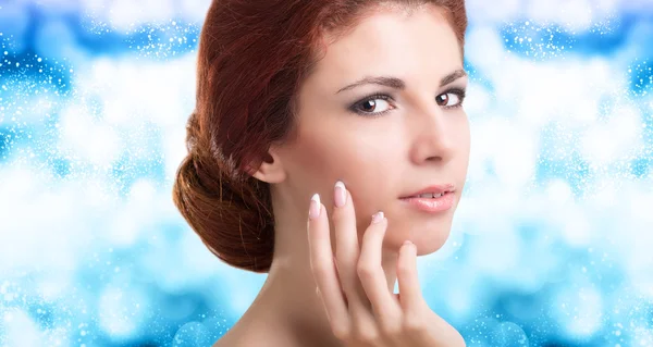 Schöne Frauen über abstrakte Weihnachten Schnee Hintergrund — Stockfoto