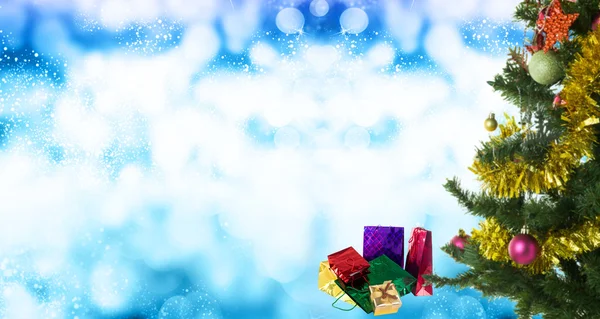 Julafton träd med gåvor — Stockfoto
