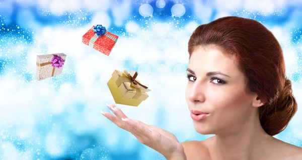 Mooie vrouwen en Eva boom met vakantie geschenken over sneeuw blue abstract Kerstmis achtergrond — Stockfoto