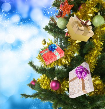 Noel arifesi ağaç hediyeler ile