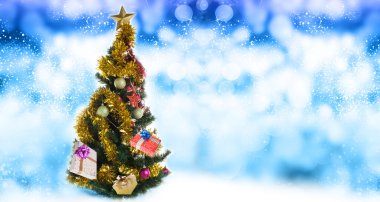 Noel arifesi ağaç hediyeler ile