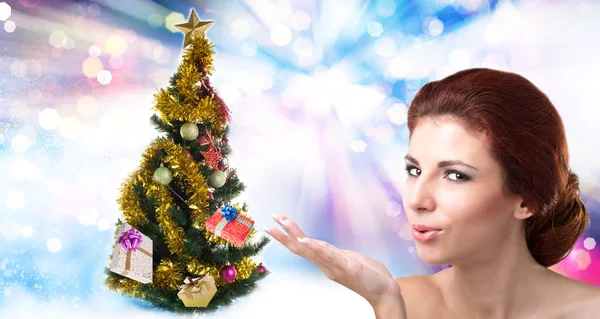 Vackra kvinnor och julafton träd med gåvor — Stockfoto