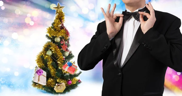 Männer im Smoking und Weihnachtsbaum mit Geschenken — Stockfoto