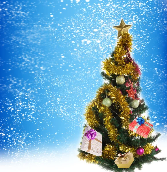 Boże Narodzenie drzewo z ponad chmury śnieg Gifts.New roku — Zdjęcie stockowe