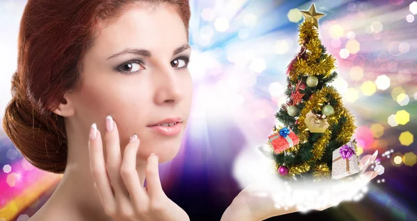 Belle donne caucasiche e albero di Natale verde vigilia — Foto Stock