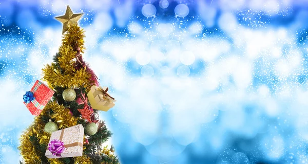 Schöner grüner Silvesterbaum mit geschenken.christmas — Stockfoto