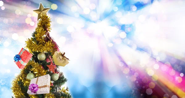 Schöner grüner Silvesterbaum mit geschenken.christmas — Stockfoto