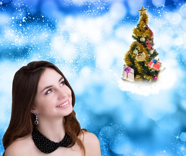 Schöne kaukasische Frauen mit grünem Weihnachtsbaum — Stockfoto