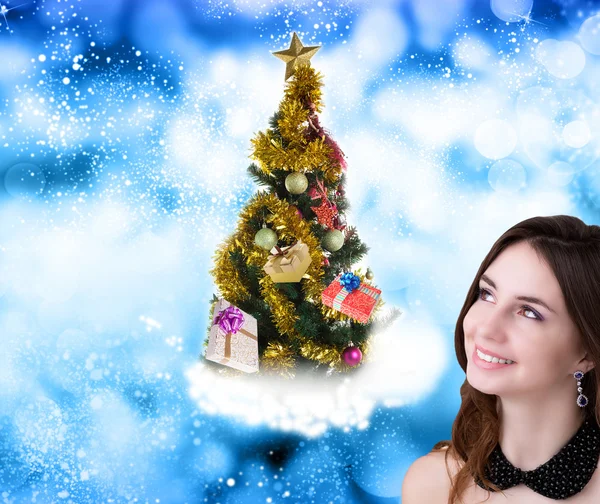 グリーン ・ クリスマスのツリーで美しい白人女性。新しい年 — ストック写真