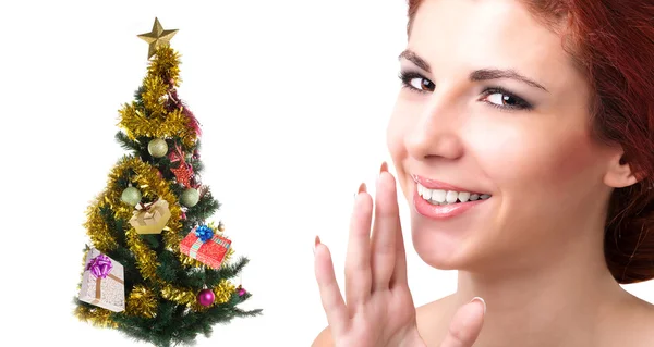 Belle donne caucasiche con albero di Natale verde su sfondo bianco.Nuovo anno — Foto Stock