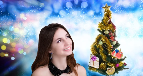 Schöne Frauen und Weihnachtsbaum mit Geschenken — Stockfoto