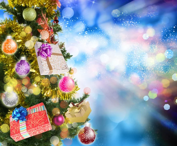 Eve.New jaar kerstboom met vakantie geschenken — Stockfoto