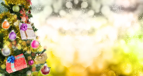 Nouvel An vert bel arbre avec cadeaux. Veille de Noël — Photo