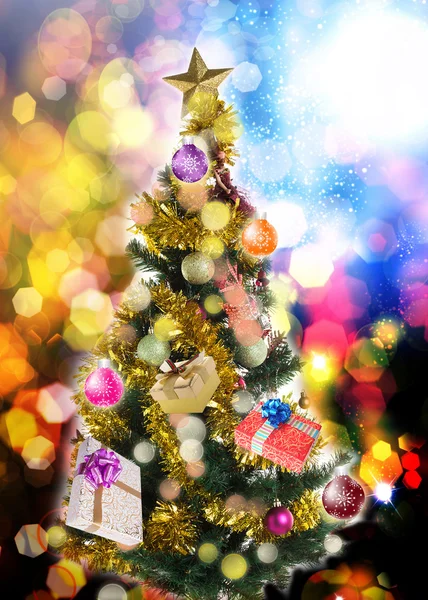 Yeni yıl yeşil Gifts.Eve Noel ile güzel ağaç — Stok fotoğraf