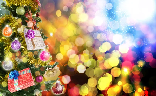 Capodanno verde bellissimo albero con regali. Vigilia di Natale — Foto Stock