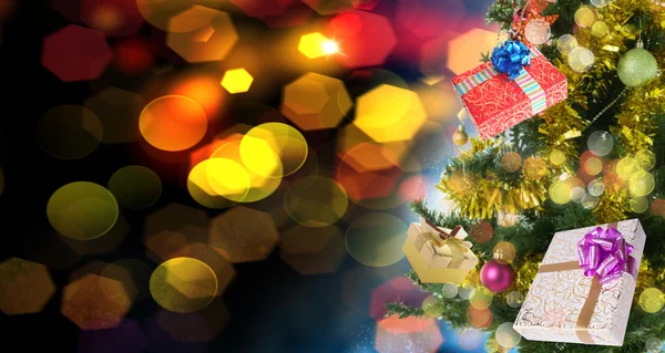 Capodanno verde bellissimo albero con regali. Vigilia di Natale — Foto Stock