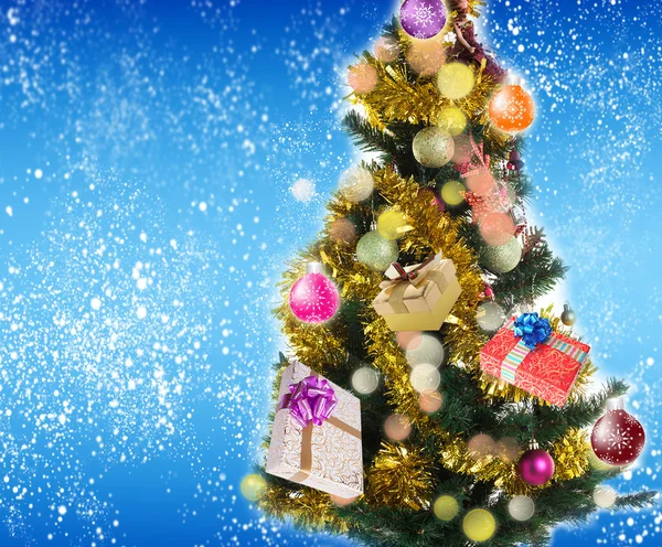 Nieuwjaar groene prachtige boom met Gifts.Eve Kerstmis — Stockfoto