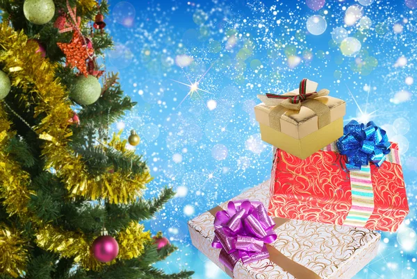 Новорічна ялинка. З Різдвом Христовим — стокове фото