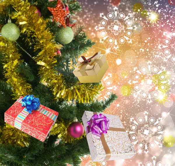 Yeni yıl tatili ile dekore edilmiş Noel ağacı arka plan yanıp sönen — Stok fotoğraf