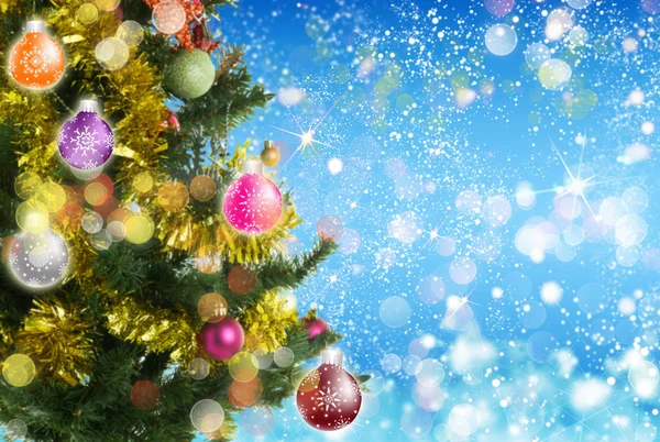 Nytt år grön vacker träd med Gifts.Eve jul — Stockfoto