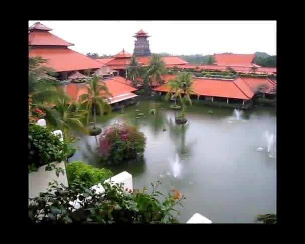 Egzotyczne tropikalny ogród hotel w Indonezji — Wideo stockowe