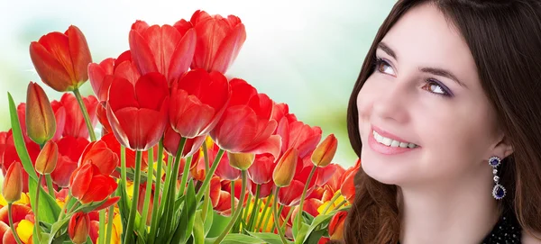 Joven belleza Chica con hermoso jardín fresco tulipanes coloridos —  Fotos de Stock