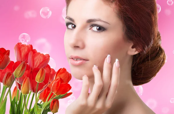 Krása ženy s krásný zahradní čerstvé červené tulipány — Stock fotografie